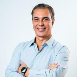 Re Cruz, CEO da Foodness, sorrindo em retrato profissional para mat&eacute;ria sobre tend&ecirc;ncias de mercado no portal B&R
