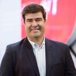 Retrato de Ricardo Bomeny, CEO da BFFC, sorrindo com traje formal para mat&eacute;ria sobre o futuro do setor de alimenta&ccedil;&atilde;o fora do lar em 2026.