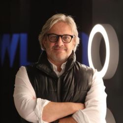 Sergio Molinari, consultor da Food Consulting, de bra&ccedil;os cruzados e &oacute;culos, em retrato profissional para o portal B&R.