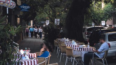 Mesas na calçada: bares e restaurantes devem seguir legislação