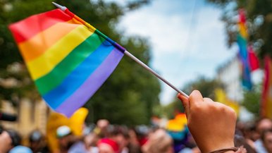 Violência contra pessoas LGBT+ em bares e restaurantes: como agir?