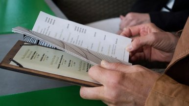 Fim do cardápio digital? Capitais enfrentam mudanças em leis