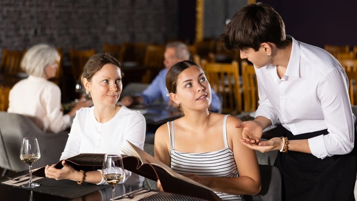 Venda sugestiva para restaurante: técnicas para aumentar o tíquete médio