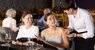Venda sugestiva para restaurante: técnicas para aumentar o tíquete médio