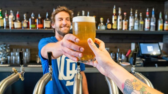 Ações do Dia da Cerveja atraem clientes aos bares