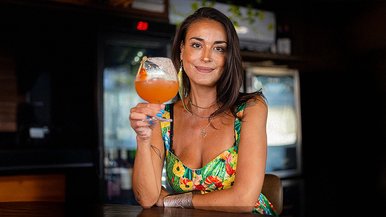 Isadora Fornari questiona a falta de produtos nacionais nos drinks brasileiros