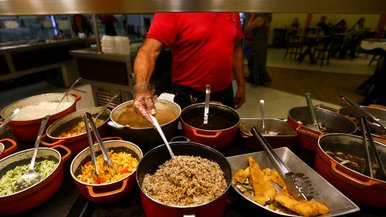 Comida a quilo: serviço criado no Brasil completa 40 anos