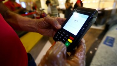 Tipos de máquinas de cartão: como escolher para o seu negócio de alimentação
