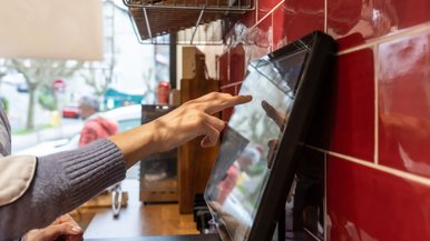 O papel humano na automação em bares e restaurantes