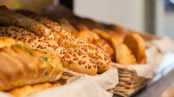 Padarias viram espaços híbridos e buscam receita além do pão