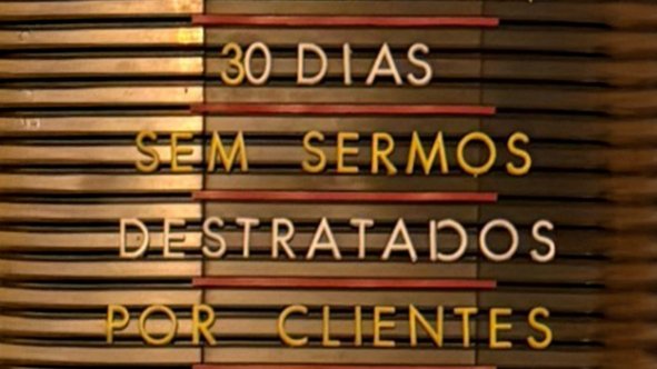 Cafeteria viraliza com placa de contagem de dias sem serem destratados por clientes