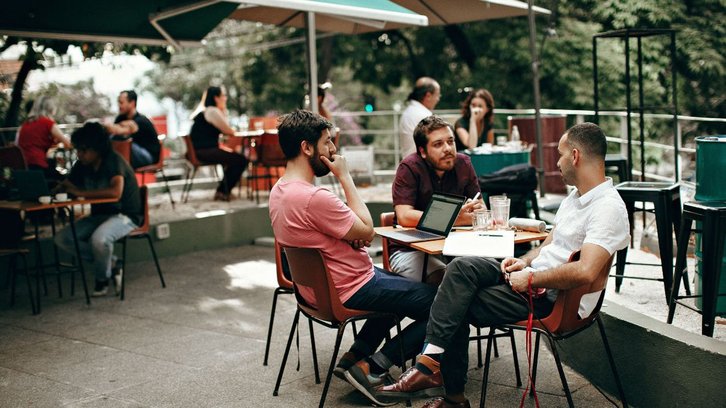 Vendas em bares e restaurantes sobem 9,9%