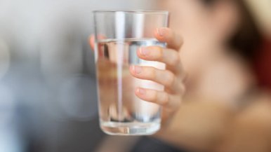 Restaurantes devem disponibilizar água gratuitamente aos clientes?