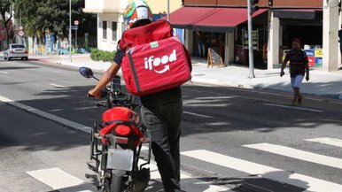 Entregadores são obrigados a subir nos apartamentos? Veja o que diz o iFood