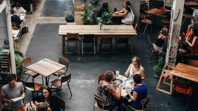 Bares e restaurantes podem promover a saúde mental entre brasileiros